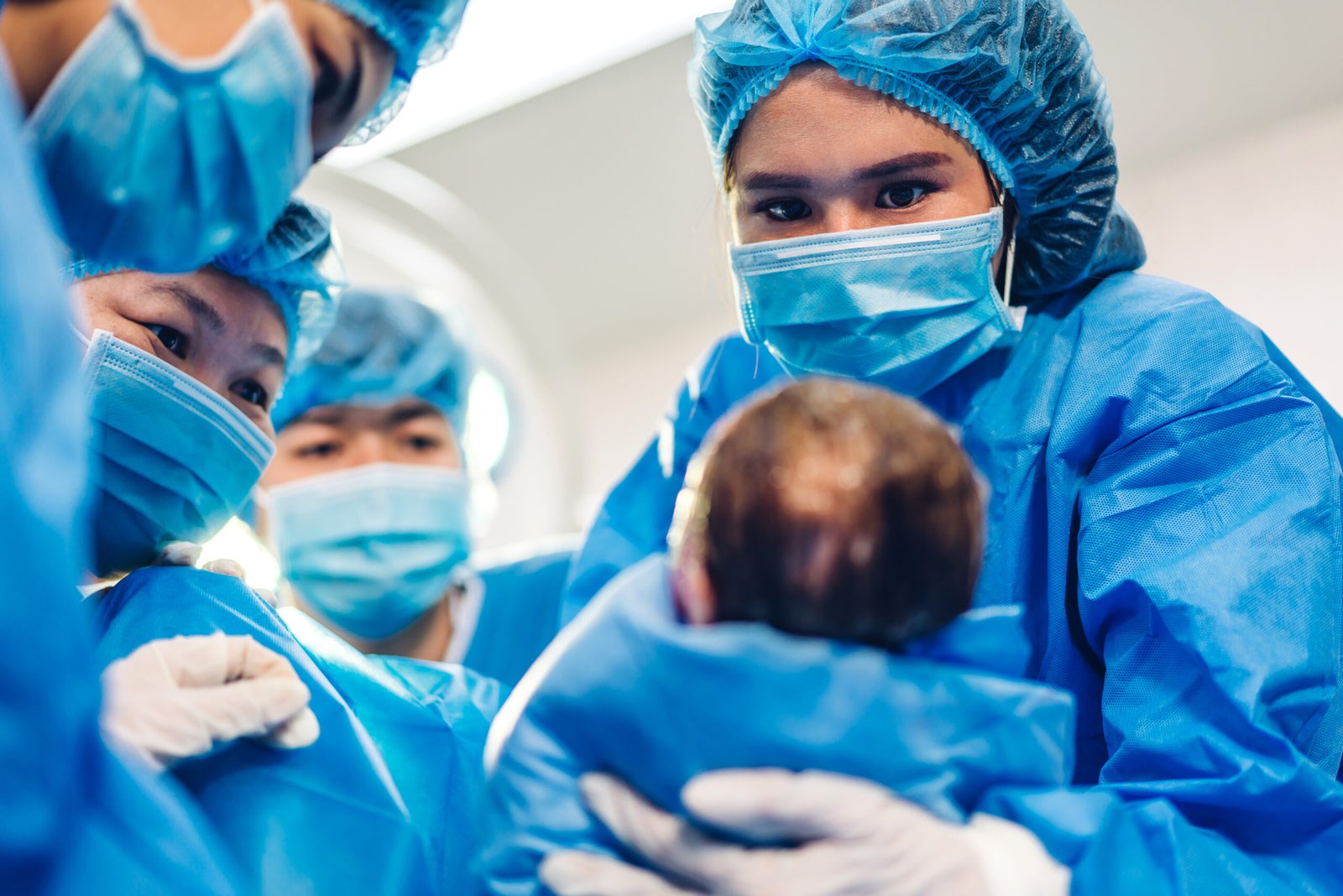Professional,Anesthesiologist,Doctor,Medical,Team,And,Assistant,Is,Performing,Baby